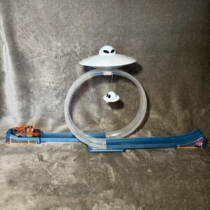 Disney Pixar Cars Toon UFM Unidentified Flying Mater Play Set